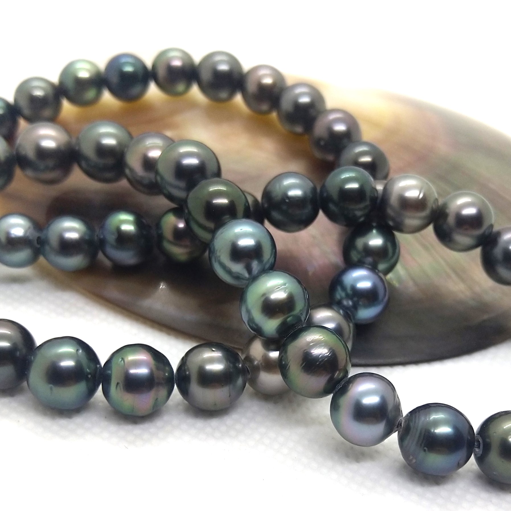 Collier-sautoire-perle-de-culture-de-tahiti-fleur-nacre-fond-blanc-carre