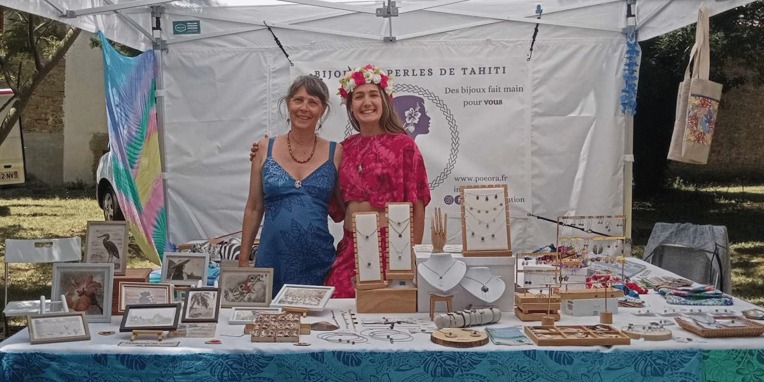 Poe Ora Création - la créatrice de la marque, Loana Del Rabal et sa mère sur leur stand de produits polynésiens avec des bijoux en perle de culture de tahiti